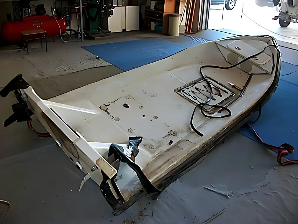 Κόλλημα αεροθαλάμου σε φουσκωτό σκάφος Bombard, πριν