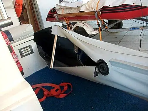 Επισκευή 1.20m σκισίματος και αλλαγή κυματοθραύστη σε φουσκωτό σκάφος Royal, πριν