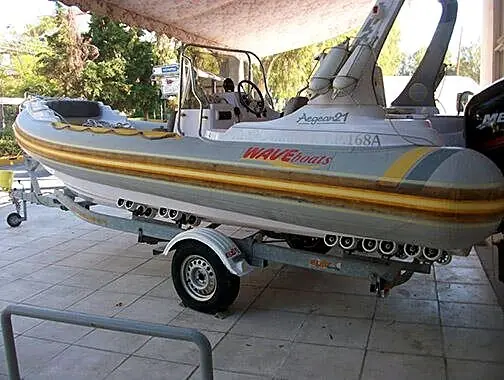 Αλλαγή διπλού κυματοθραύστη σε φουσκωτό σκάφος Wave, πριν