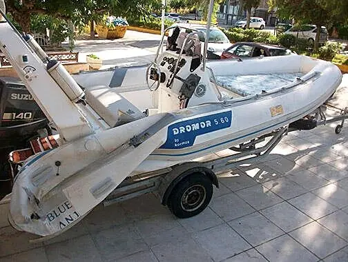 Αλλαγή αεροθαλάμου σε φουσκωτό σκάφος Dromor 5.60, πριν