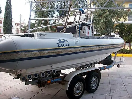 Αλλαγή κυματοθραύστη σε φουσκωτό σκάφος Eagle, πριν