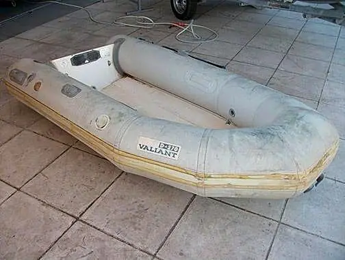 Κόλλημα καθρέπτη και κυματοθραύστη σε φουσκωτό σκάφος Valiant 2.70, πριν
