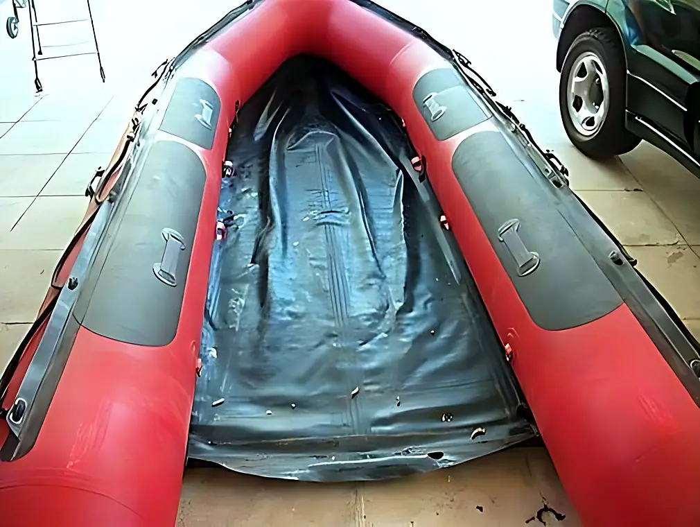 Transom bonding on a PVC conventional boat, before