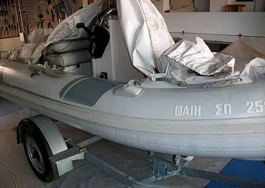 Αλλαγή κυματοθραύστη σε φουσκωτό σκάφος Plefsi 3.60, πριν