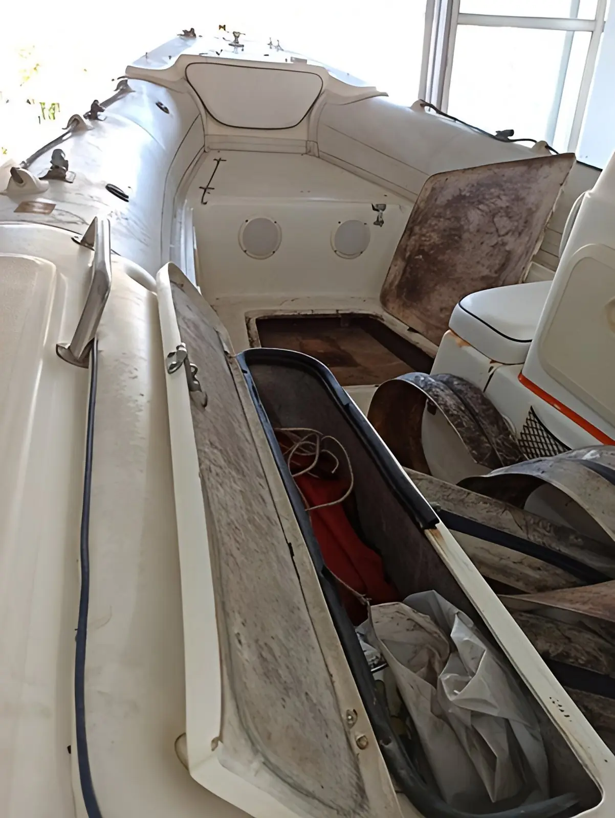 Rubbing strake replacement and tube cleaning on an Orizon inflatable boat, photo 1