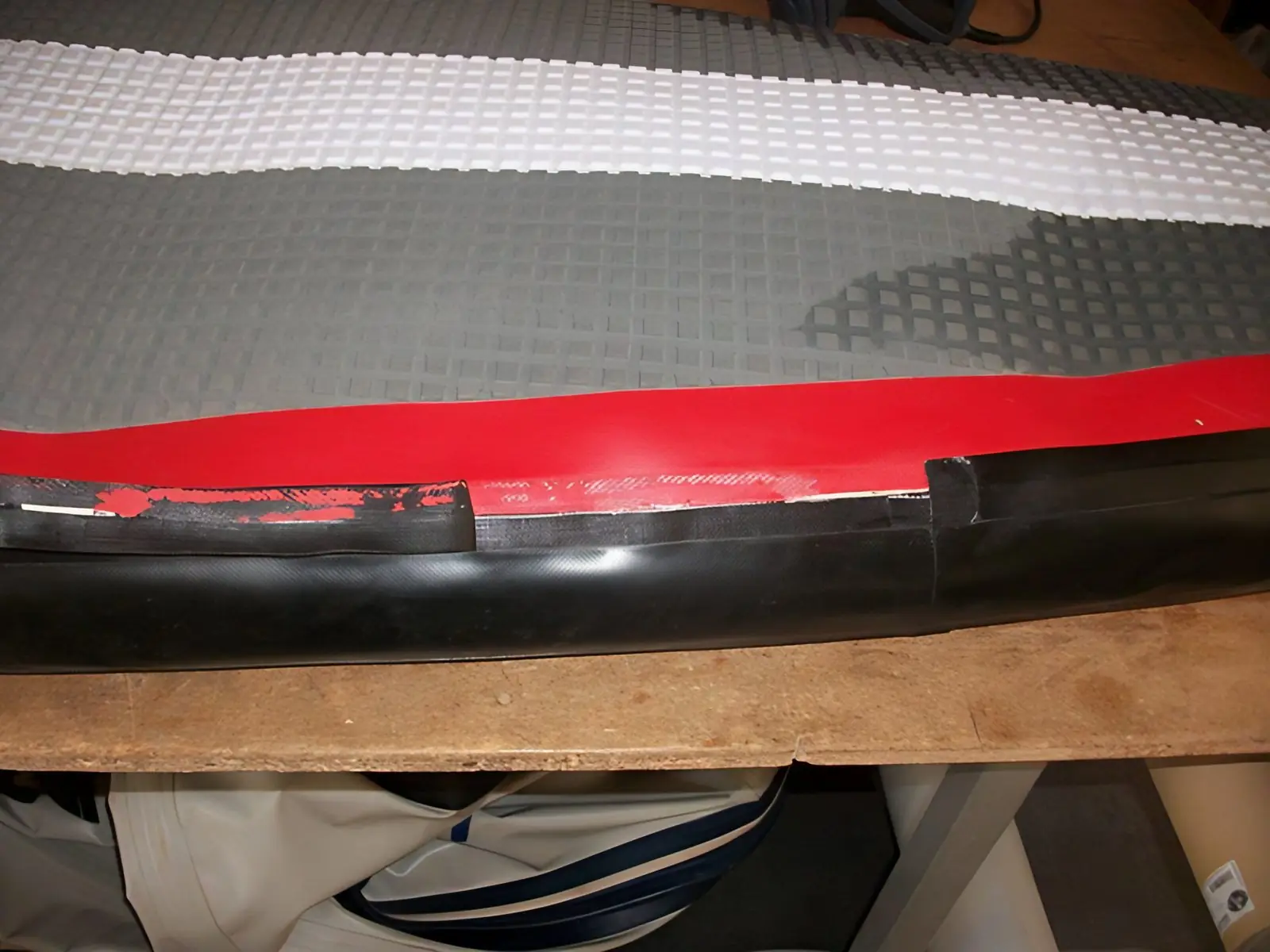 Seam bonding on an inflatable SUP board, photo 1