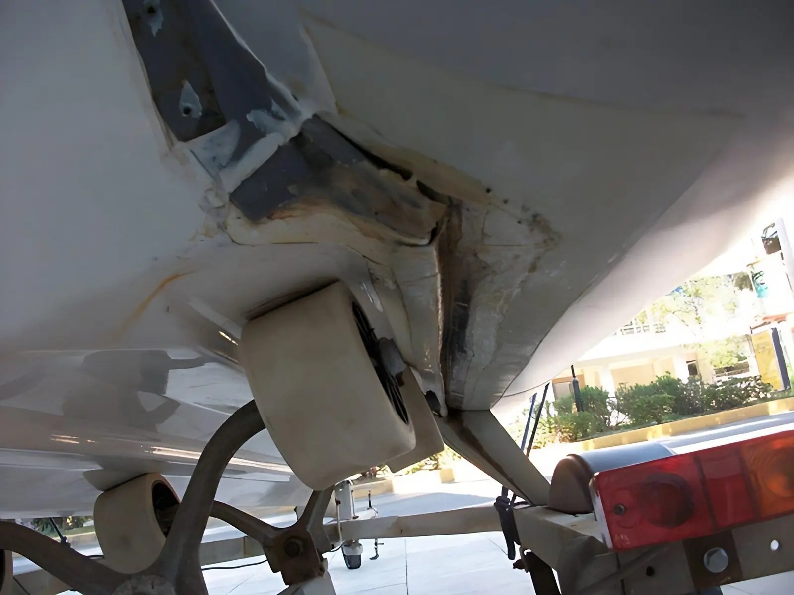 Bonding a tube onto the hull, photo 1