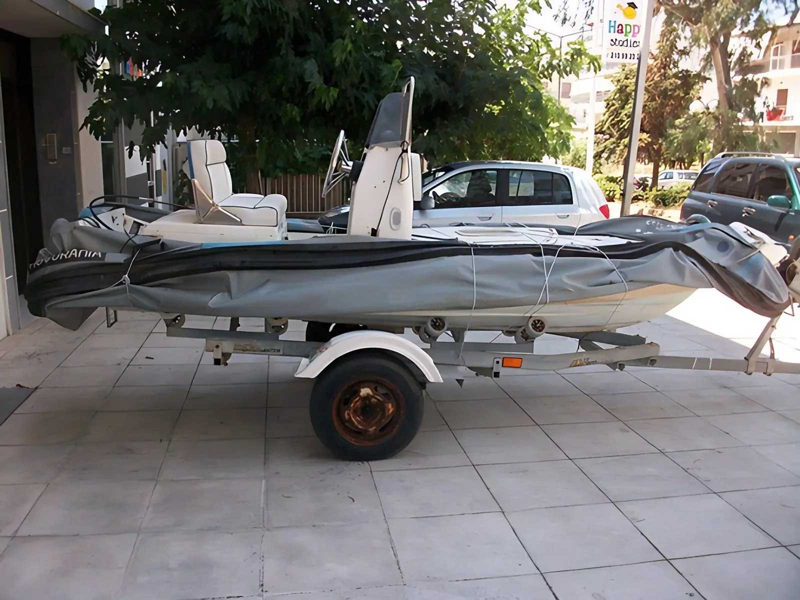 Tube replacement on a Novurania inflatable boat, photo 1
