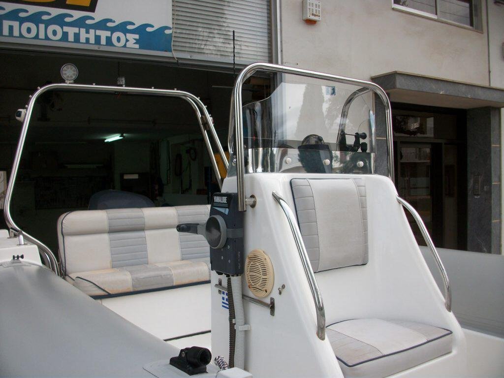Αλλαγή κυματοθραύστη σε φουσκωτό σκάφος Wind