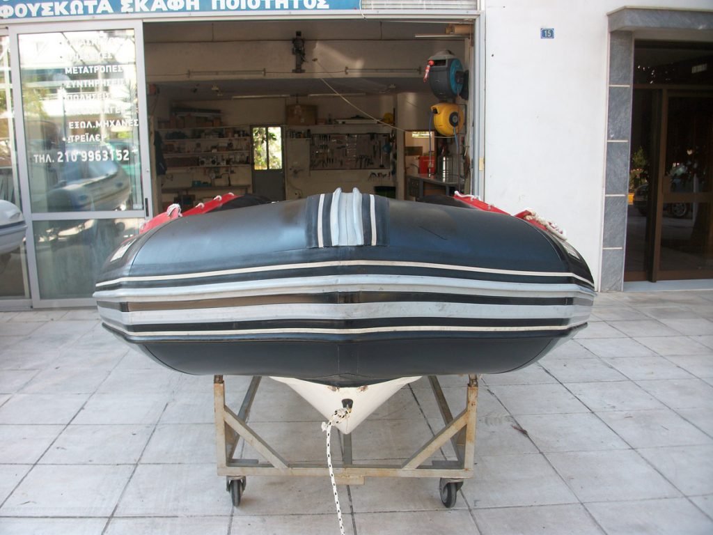 Κόλλημα αεροθαλάμου σε φουσκωτό σκάφος Bombard
