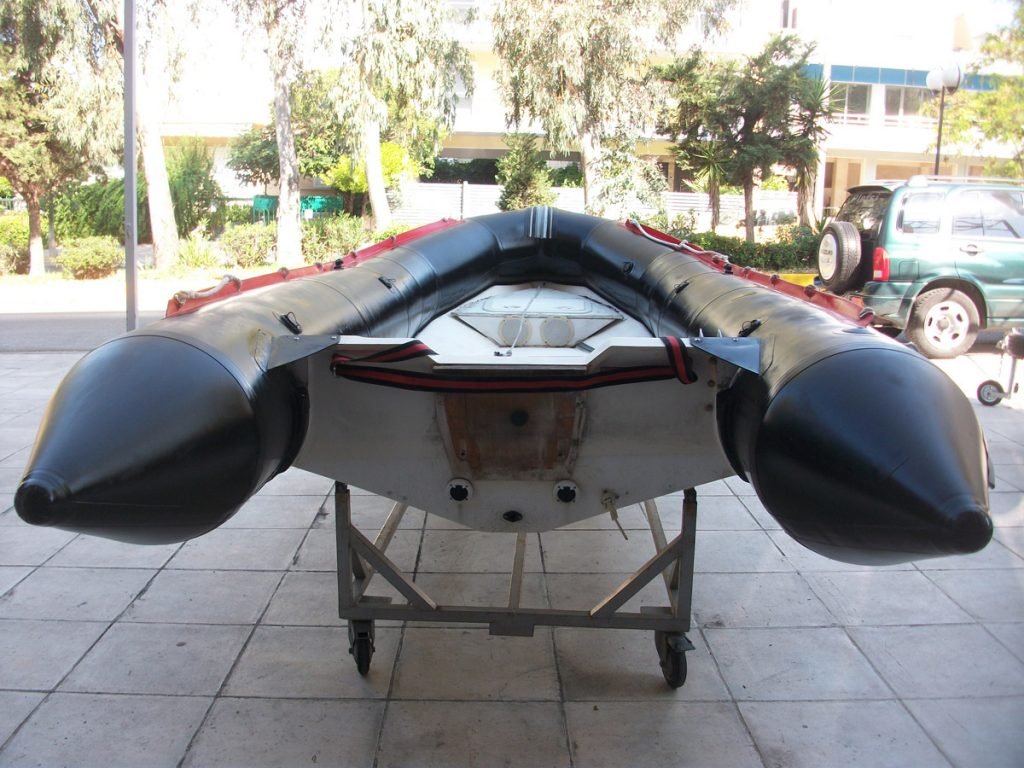 Κόλλημα αεροθαλάμου σε φουσκωτό σκάφος Bombard