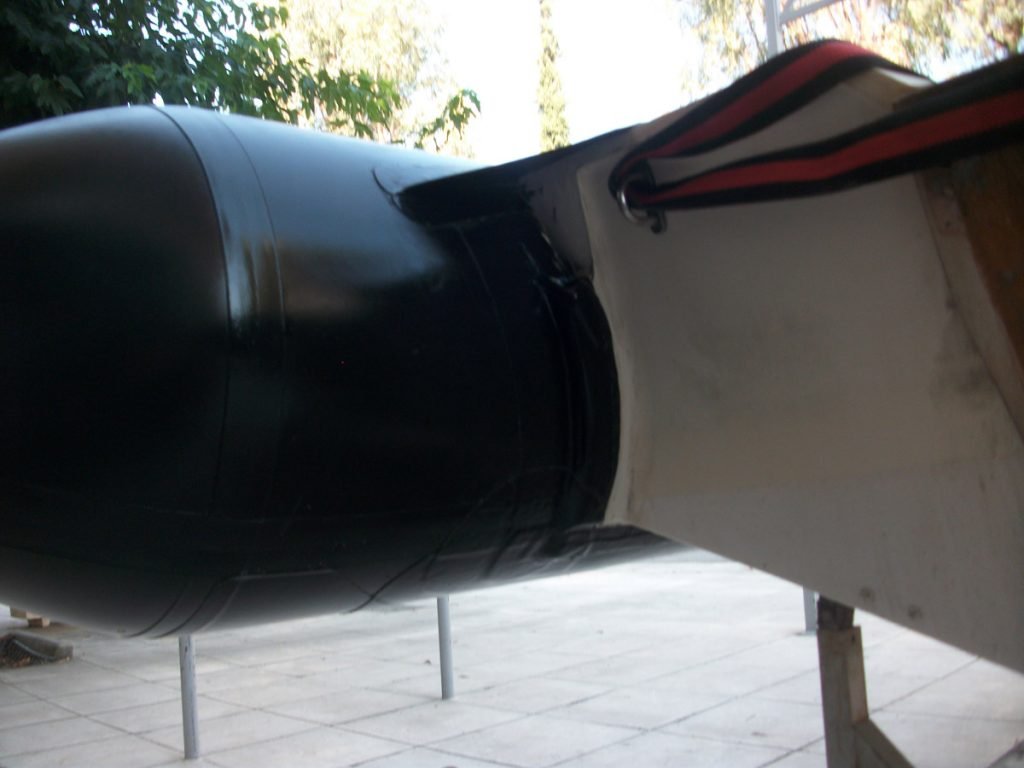 Κόλλημα αεροθαλάμου σε φουσκωτό σκάφος Bombard