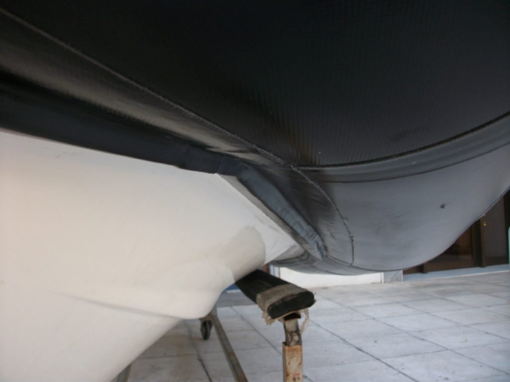 Κόλλημα αεροθαλάμου σε φουσκωτό σκάφος Bombard