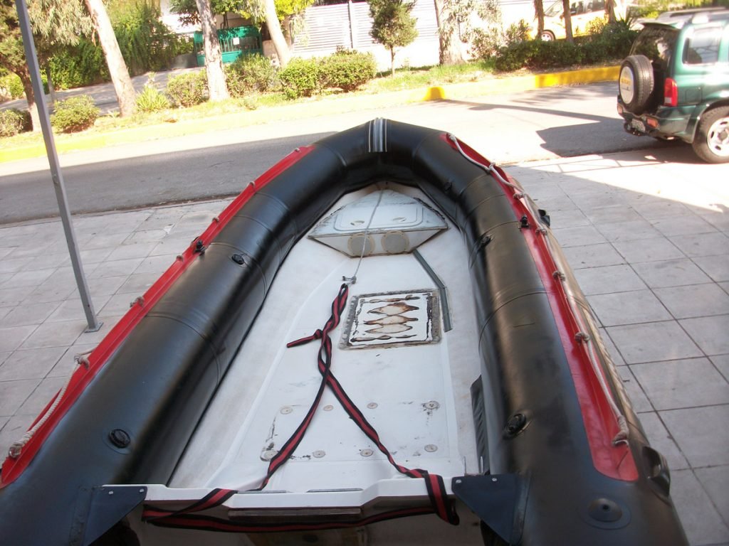 Κόλλημα αεροθαλάμου σε φουσκωτό σκάφος Bombard