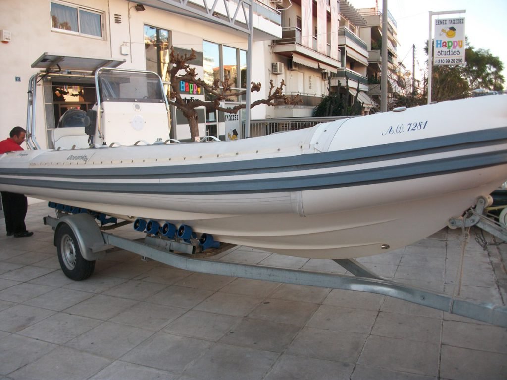 Κόλλημα εσωτερικών ταινιών σε φουσκωτό σκάφος Oceanic