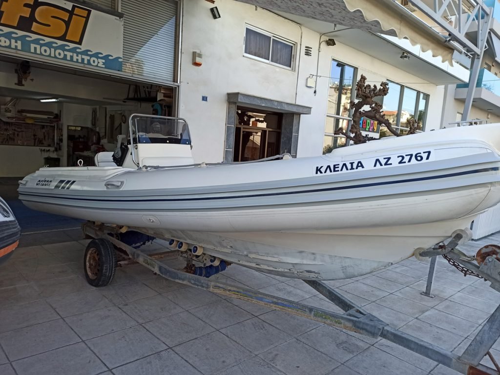Αλλαγή κυματοθραύστη και καθαρισμός αεροθαλάμου σε φουσκωτό σκάφος Orizon