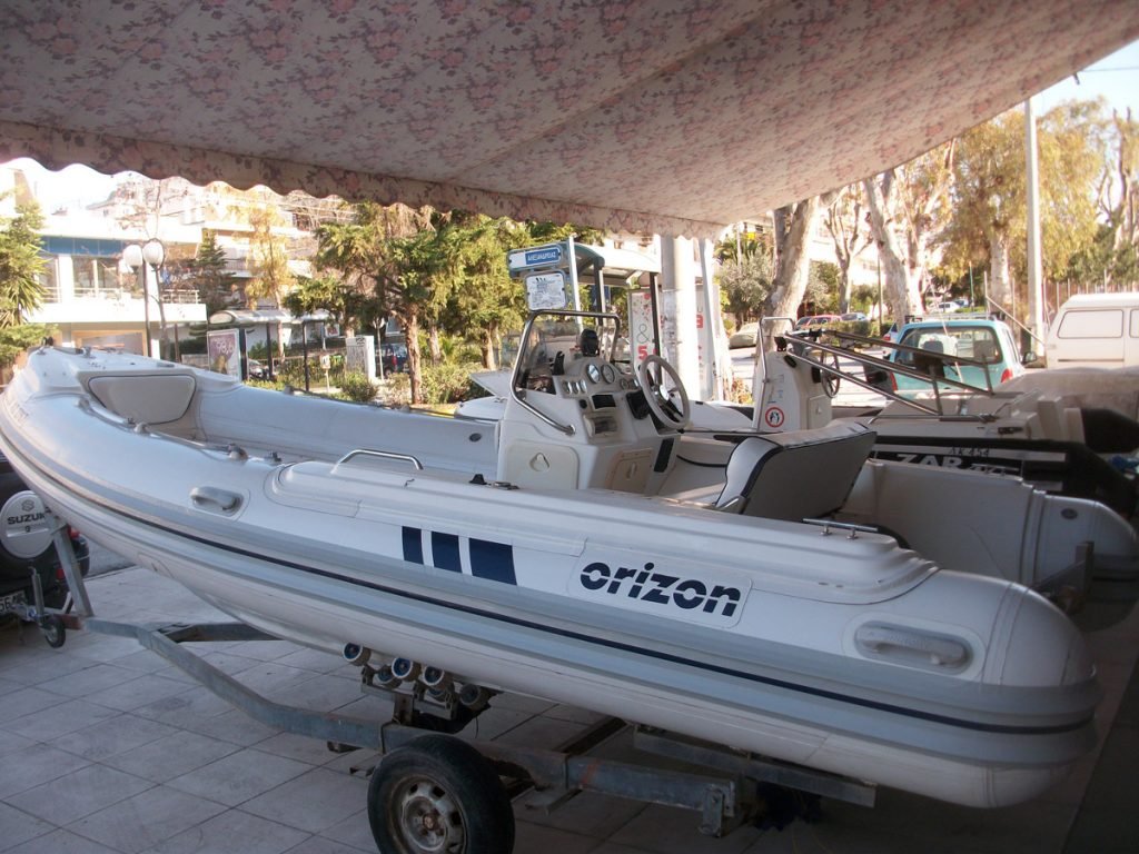 Αλλαγή κυματοθραύστη και καθαρισμός αεροθαλάμου σε φουσκωτό σκάφος Orizon