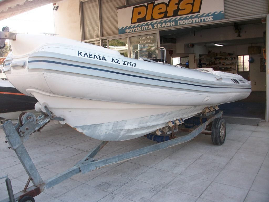 Αλλαγή κυματοθραύστη και καθαρισμός αεροθαλάμου σε φουσκωτό σκάφος Orizon